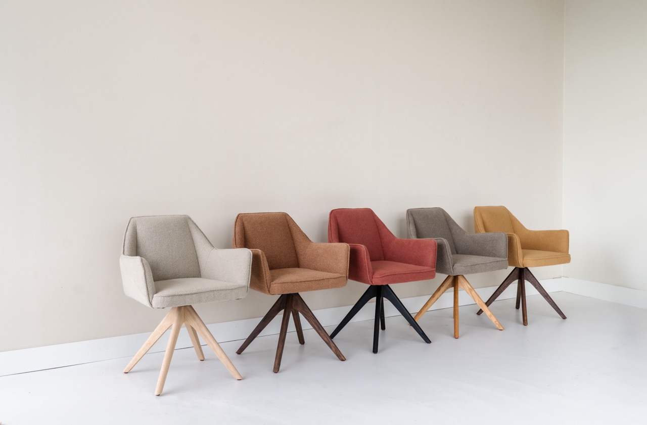 Kleurrijke stoelen in de studio
